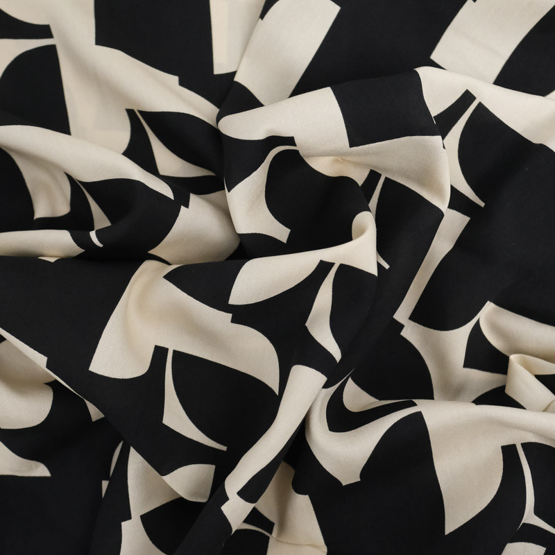 Viscose Framboise Motif Feuillage Blanc - Maison Klem